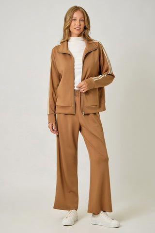 Sporty wide-leg tracksuit pants with a comfy elastic waist and sleek stripe detail—perfect for athleisure or casual wear.