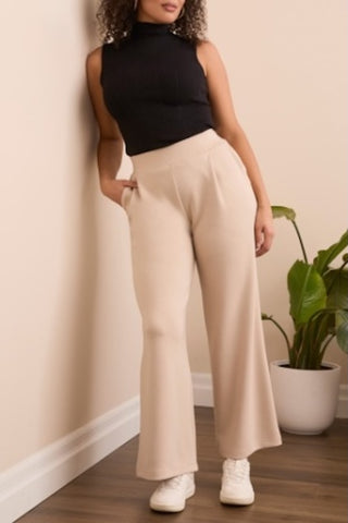 Wide-leg flowy pants in with a smooth waistband and soft drape.
